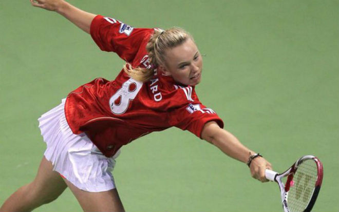 Caroline Wozniacki mặc áo của Liverpool in tên Steven Gerrard