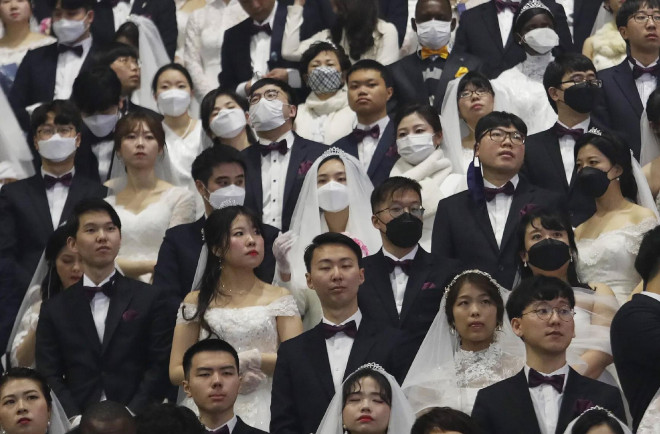 Hàng nghìn cặp vợ chồng đeo khẩu trang tham dự lễ cưới tập thể của Nhà thờ Thống nhất tại Trung tâm Thế giới Hòa bình Cheongshim ở Gapyeong, Hàn Quốc, ngày 7/2.