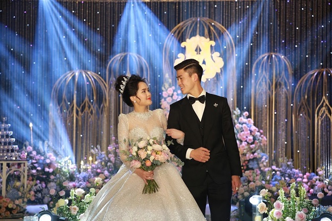 Mối tình 5 năm của cầu thủ Duy Mạnh và hot girl Quỳnh Anh đã được ghi dấu bằng một đám cưới hoành tráng, lung linh tối 9/2/2020.