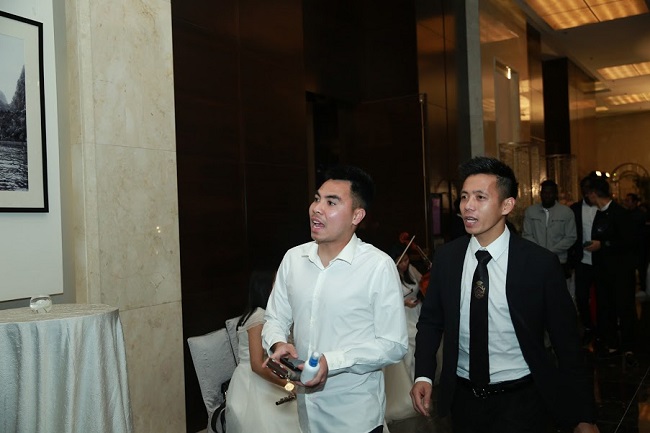 Đến chung vui với Duy Mạnh - Quỳnh Anh là rất nhiều gương mặt thân quen. Văn Quyết đi cùng người đồng đội ở Hà Nội FC là cầu thủ Đức Huy.