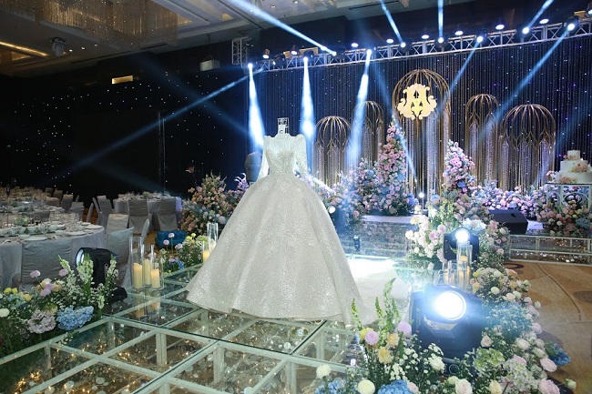 Lễ đường nơi tổ chức lễ thành hôn được trang trí nổi bật với bộ váy cưới của cô dâu Quỳnh Anh.