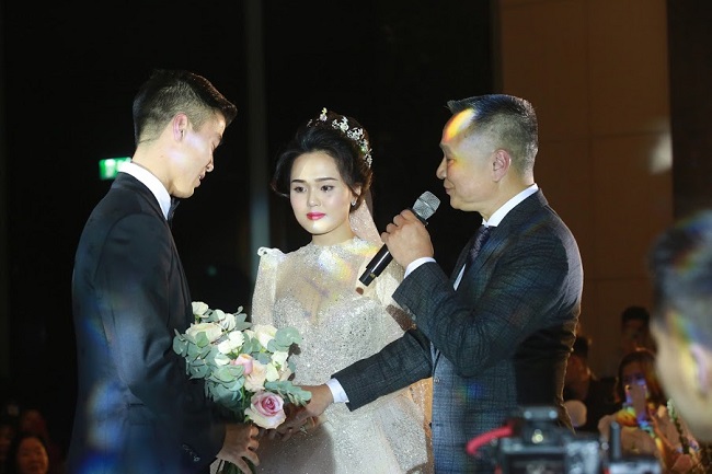 Khoảnh khắc xúc động nhất của lễ cưới chính là khi cựu chủ tịch Nguyễn Giang Đông dắt tay Quỳnh Anh lên lễ đường.
