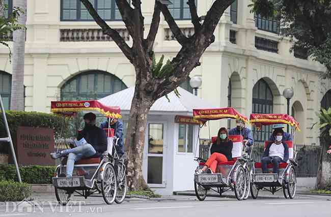 Tuy nhiên, một số ít du khách lại chọn dạo quanh Hồ Gươm bằng xích lô bởi họ muốn cảm nhận bầu không khí và ngắm nhìn cảnh vật một cách từ từ, chậm rãi. Mặc dù giá đắt hơn xe điện nhưng xích lô luôn là một trải nghiệm thú vị với nhiều du khách.