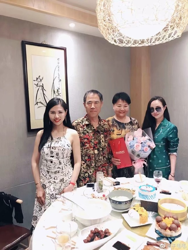 Can Lộ Lộ và em gái Can Mao Mao tổ chức tiệc sinh nhật cho cha mẹ.