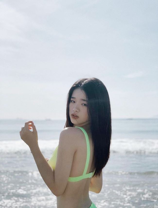 Ngoài ra, Linh Ka cũng thường xuyên đăng tải những hình ảnh diện bikini khoe vóc dáng chuẩn.