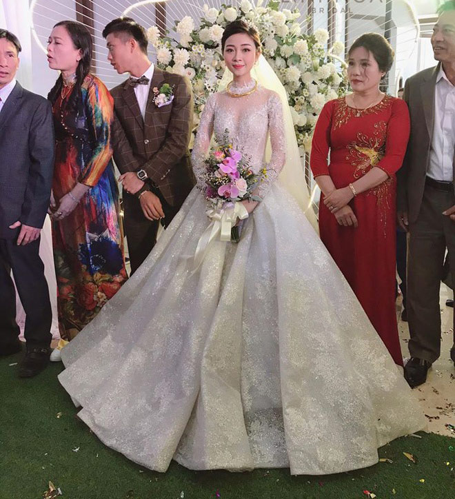 Cận cảnh váy cưới đẹp đến nín thở biến công chúa béo Quỳnh Anh thành cô dâu  cổ tích - 2sao
