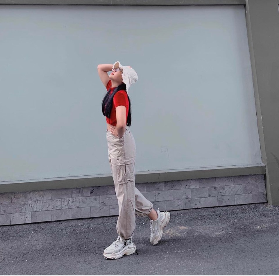 Ngoài túi hiệu, đôi giày Balenciaga được Phương Mỹ Chi thường xuyên sử dụng cho những outfit street style năng động, cá tính. Đôi giày dòng Triple S có giá gần 20 triệu đồng. Dù màu sắc tối giản nhưng đôi giày có phần đế đôn khá cao, giúp ăn gian chiều cao hiệu quả. Đôi giày từng tạo nên cơn sốt toàn cầu cho các tín đồ thời trang thế giới.