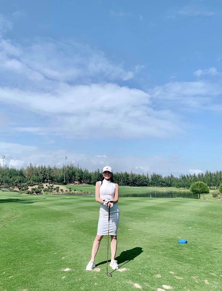 Thời trang chơi golf gợi cảm của Nhã Tiên.