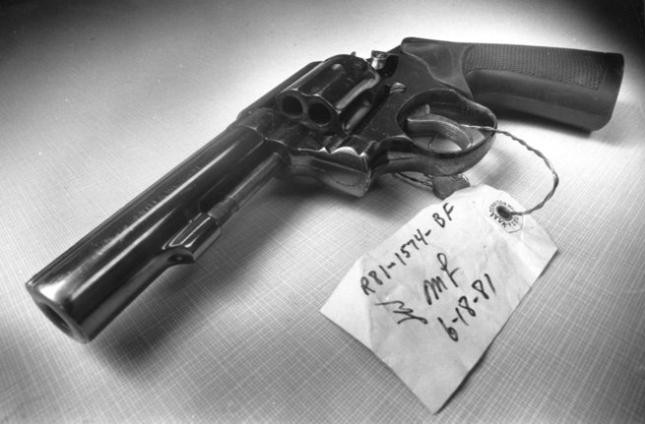 Khẩu súng được cho là hung khí sát hại nạn nhân.