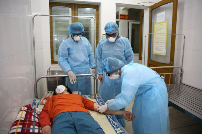 Phượt thủ người Trung Quốc Zhou Jie được lực lượng chức năng tiến hành lấy mẫu đi xét nghiệm có kết quả âm tính với virus nCoV - Ảnh: Sở Y tế Hà Tĩnh