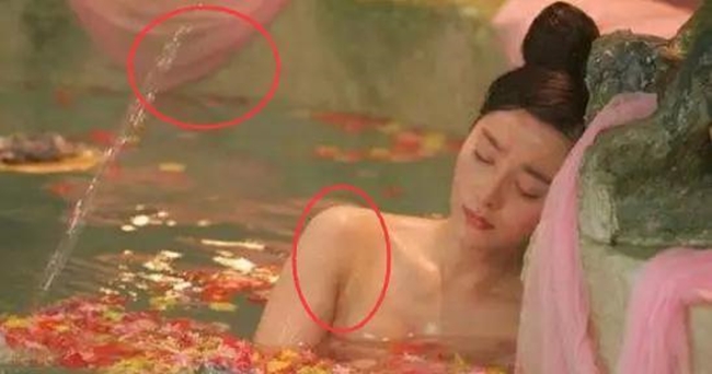 Cảnh tắm của Phạm Băng Băng trong “Đại Đường phù dung Viên” có thể đã hoàn hảo hơn nếu không xuất hiện chiếc vòi tắm phun nước và nữ diễn viên bị lộ dây áo nội y.