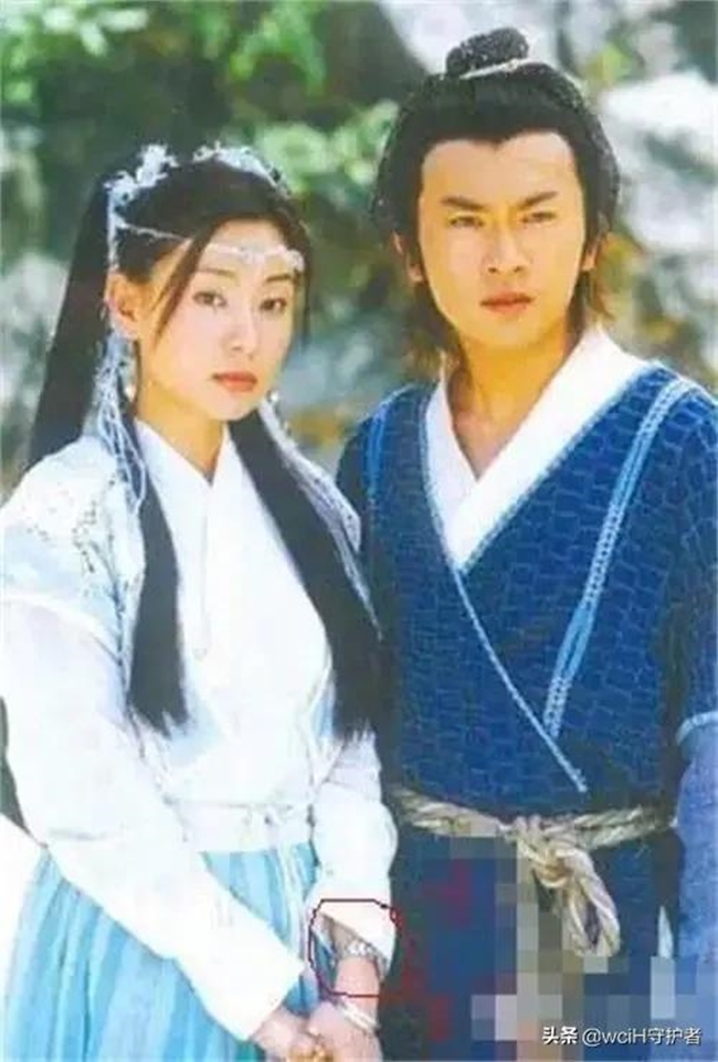 Tiểu Chiêu bị phát hiện vẫn đeo hồng hồ khi đóng “Ỷ Thiên Đồ Long ký” 2003 cùng Trương Vô Ky (Tô Hữu Bằng đóng).