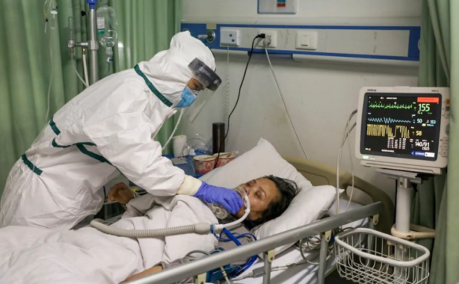 Bác sĩ chăm sóc người nghi nhiễm virus Corona ở Trung Quốc.