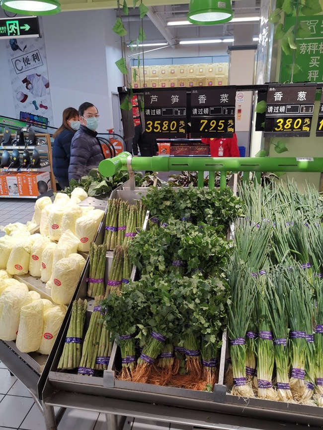Mức giá bán măng tây của siêu thị này ở mức 35 nhân dân tệ/500g (~117.000 đồng/500g) khiến nhiều người choáng.
