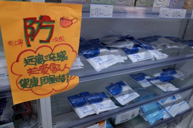 Giữa lúc dịch viêm đường hô hấp cấp do chủng mới của virus Corona bùng phát, cơ quan chức năng đã "mạnh tay" xử phạt các cơ sở kinh doanh vi phạm quy định về giá. Cách đây không lâu, cơ quan chức năng phạt cửa hàng dược Beijing Jimin Kangtai Pharmacy ở Bắc Kinh vì tăng giá khẩu trang.