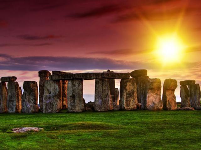 Du lịch - Những cột đá bí ẩn nặng hàng tấn ở Anh gây hoang mang cho các chuyên gia