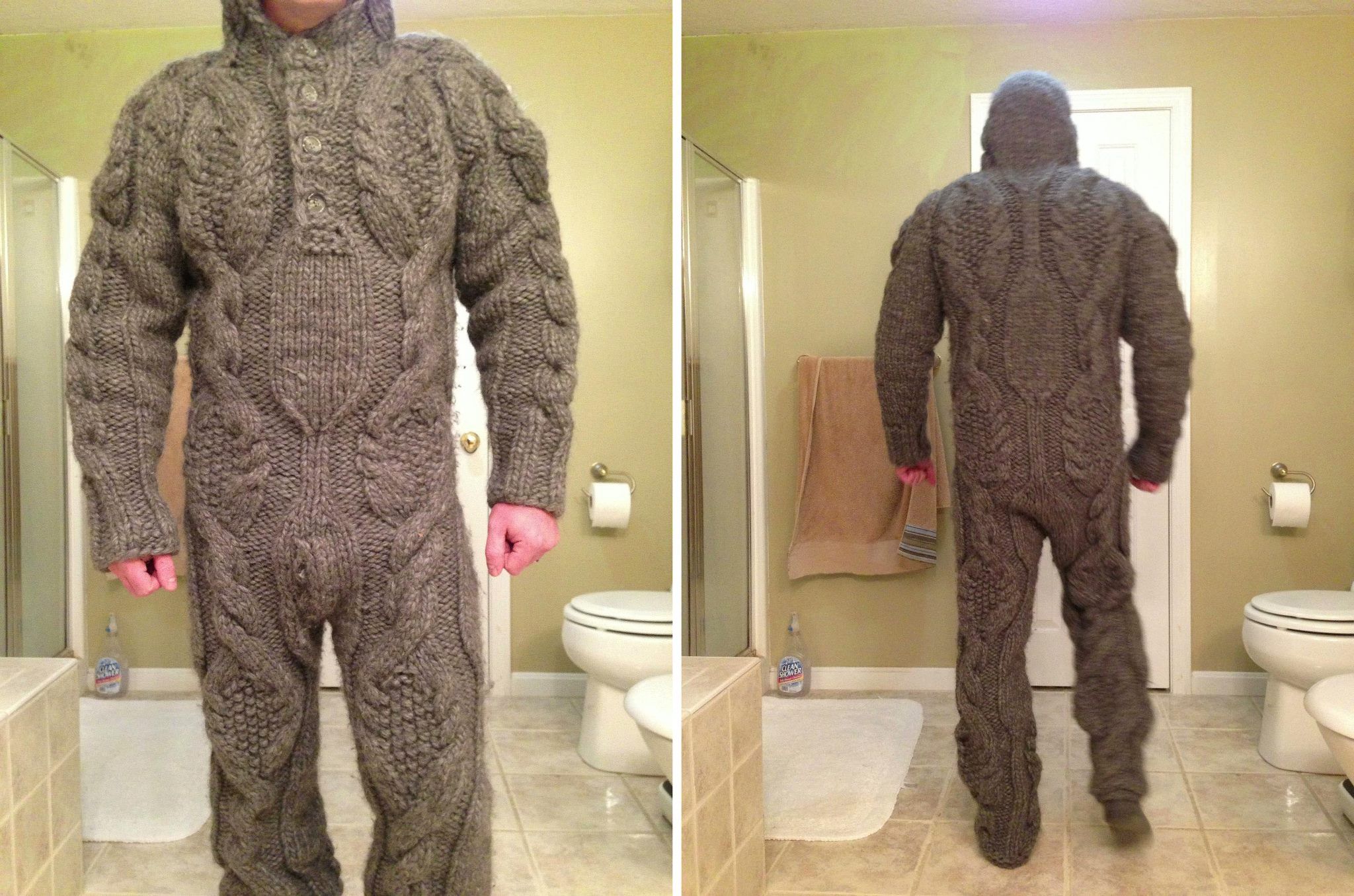 Hình ảnh về bộ trang phục len khổng lồ bất ngờ được chia sẻ lại trên mạng xã hội.