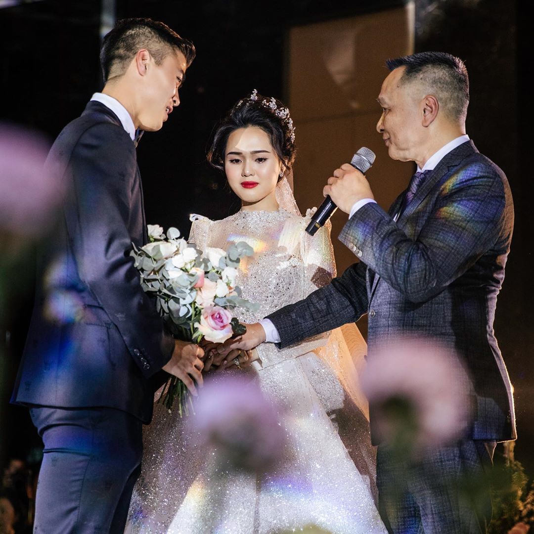 Đám cưới Phan Văn Đức gây sốc với váy cưới cả tỷ đồng nhưng cô dâu gặp sự  cố - 2sao