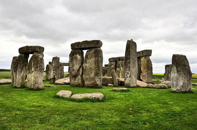 Những cột đá bí ẩn nặng hàng tấn ở Anh gây hoang mang cho các chuyên gia - 1