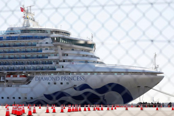 Du thuyền Diamond Princess bị cách ly ngoài cảng Yokohama của Nhật Bản. Ảnh: Reuters