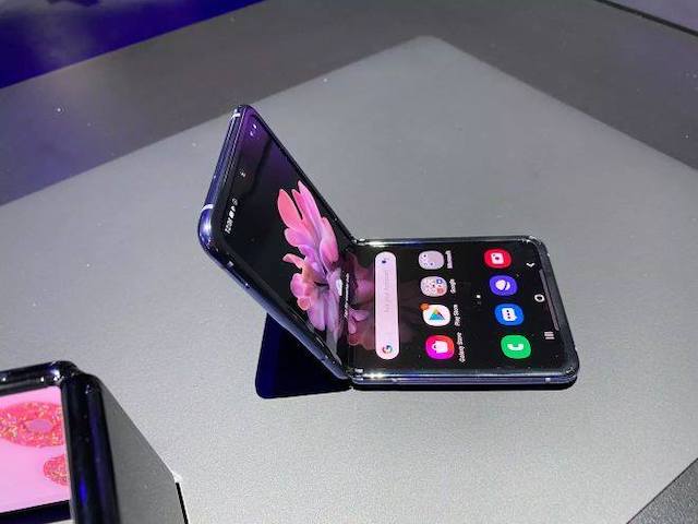 Samsung trình làng Galaxy Z Flip màn hình gập, giá tốt hơn nhiều Galaxy Fold