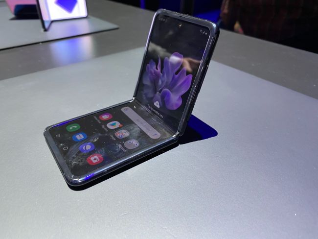 Galaxy Z Flip là chiếc smartphone trang bị màn hình 6,7 inch khi mở ra...