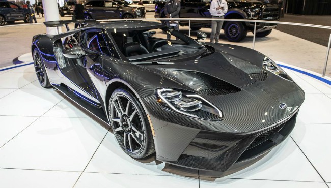 Sau khi trình diện Ford GT mới tại 2020 Chicago Auto Show nhiều người hâm mộ đã “xuýt xoa”, nhưng không ngờ tại 2020 Chicago Auto Show, hãng xe này còn khiến người hâm mộ ngỡ ngàng hơn khi công bố siêu phẩm 2020 Ford GT Carbon Liquid ở tầm giá hơn nửa triệu đô, với mức đề xuất lên tới 750.000 USD (17,422,8 tỷ VNĐ).