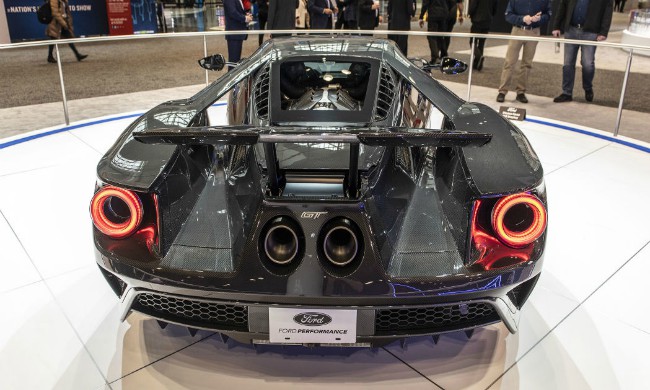 Mọi người cũng có thể nghe được âm thanh cực chất phát ra từ 2020 Ford GT Carbon Liquid khi nhà sản xuất trang bị ống xả tiêu chuẩn Akropovic titanium. Đây là một điểm hết sức đặc biệt bởi phiên bản Ford GT trước đó muốn có bộ ống xả này thì người mua phải bỏ thêm 10.000 USD.