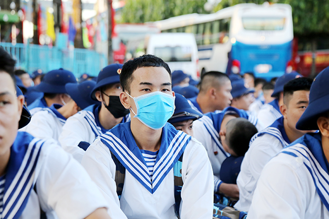 Tại buổi Lễ giao nhận quân, một số tân binh đeo khẩu trang để phòng dịch bệnh.