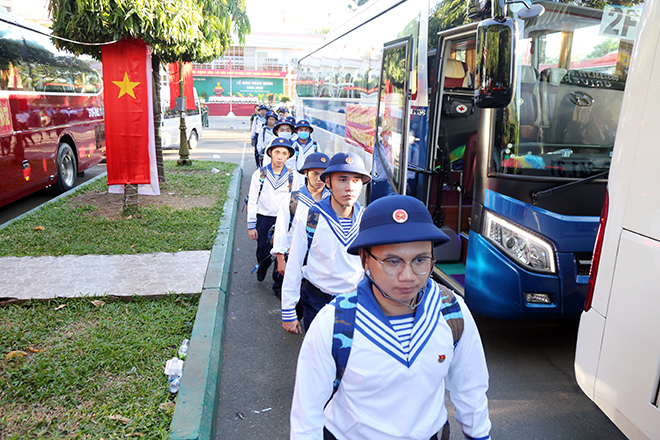 Thanh niên TP.HCM hăng hái lên đường nhập ngũ làm nhiệm vụ bảo vệ Tổ quốc.