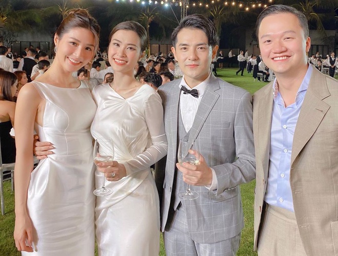 Diễm My 9X (ngoài cùng bên trái) cùng bạn trai (phải) tới dự đám cưới cặp đôi Đông Nhi, Ông Cao Thắng