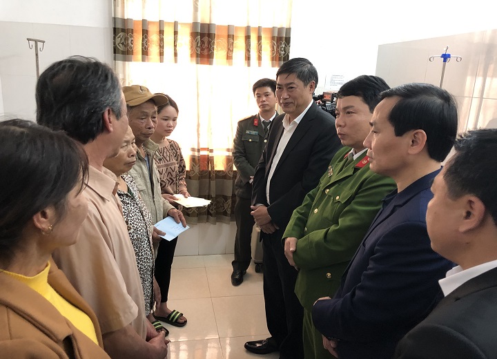 Lãnh đạo tỉnh Sơn La đến thăm, động viên Đại úy Nguyễn Trung Dũng tại bệnh viện.