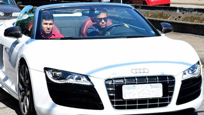 Neymar đang ngồi trên chiếc Audi R8 V10 Spyder.