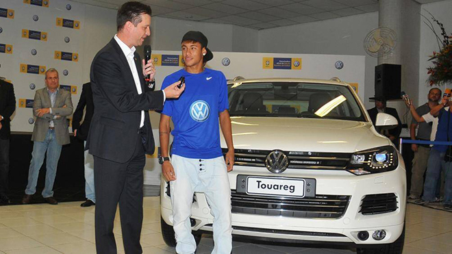 Neymar được phỏng vấn vào hôm anh nhận chiếc Volkswagen Touareg.