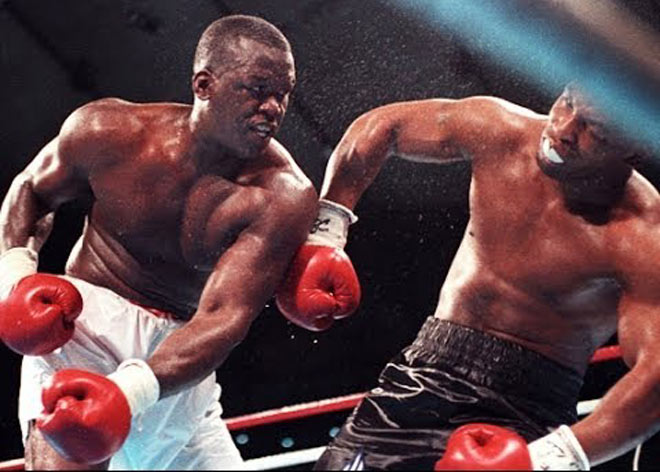 Mike Tyson (phải) lần đầu tiên thua trận vào 11/2/1990