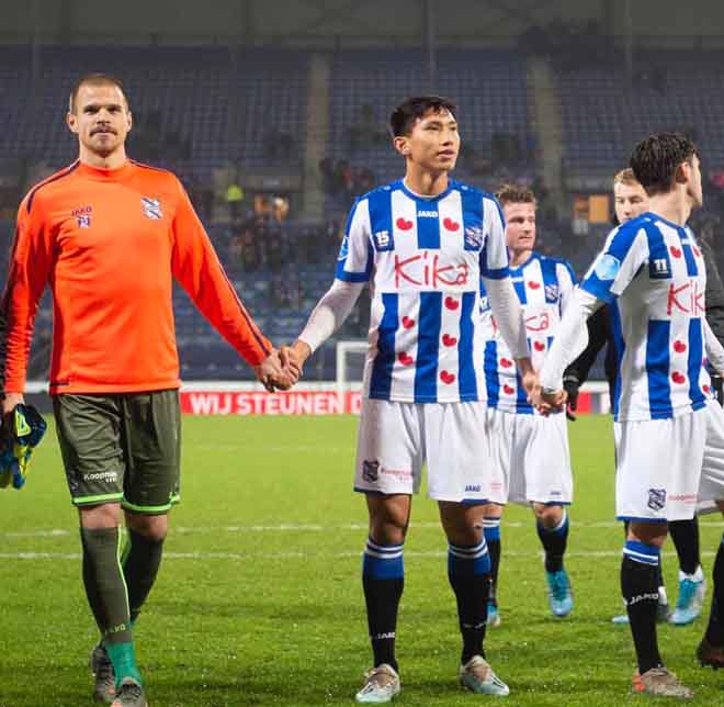 Văn Hậu không hề thua kém về thể hình so với các đồng đội ở Heerenveen