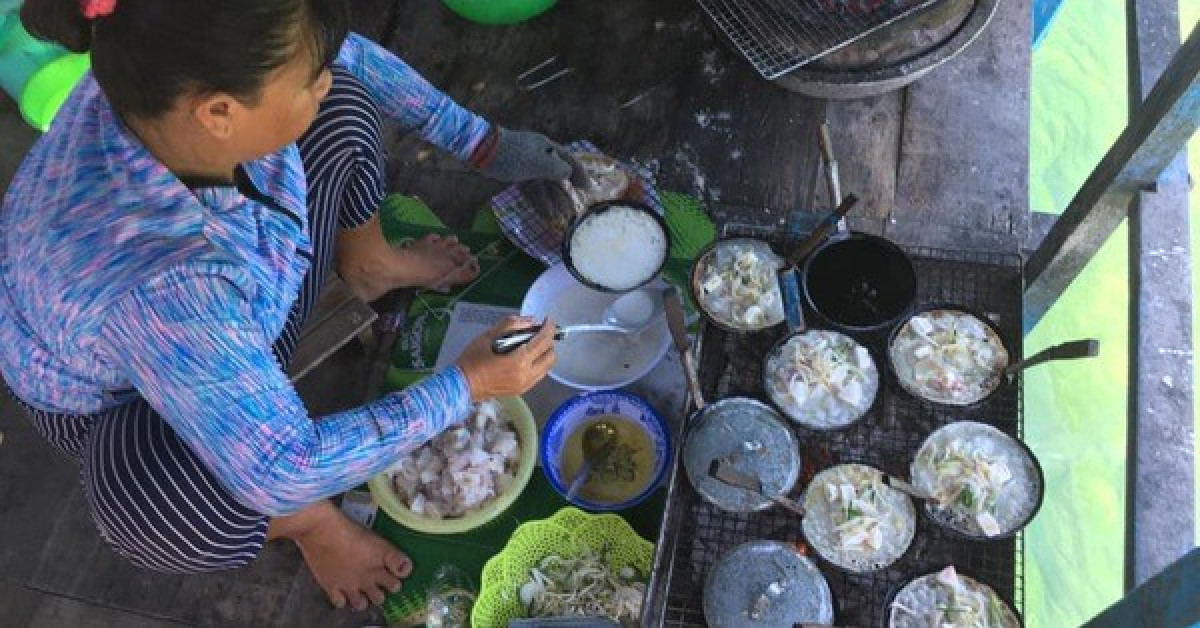 Ngư dân xã Nhơn Hải đúc bánh ngay trên bè giữa biển để phục vụ du khách