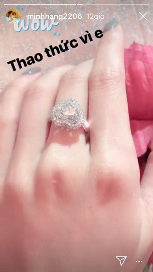 Minh Hằng chia sẻ hình ảnh nhẫn kim cương cỡ lớn làm rộ lên thông tin được bạn trai cầu hôn và sắp sửa lên xe hoa.