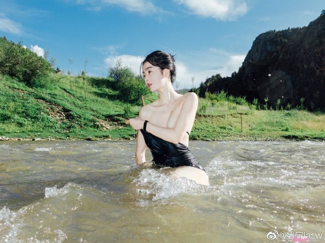 Mới đây, cô gái sinh năm 1999, có tên Ying Ning trở thành cái tên "hot" trên mạng xã hội xứ tỷ dân vì loạt ảnh tắm suối vô cùng gợi cảm, xinh đẹp. 