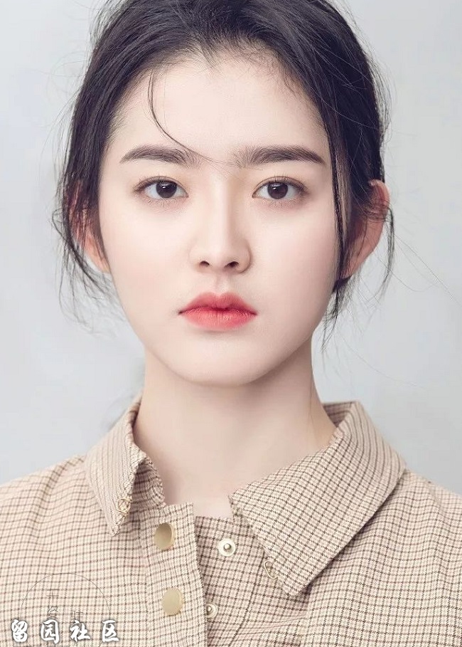 Gương mặt của Ying Ning đẹp hài hòa, các nét tự nhiên. Đặc biệt là chiếc mũi thẳng và đôi môi hình chữ M quyến rũ.