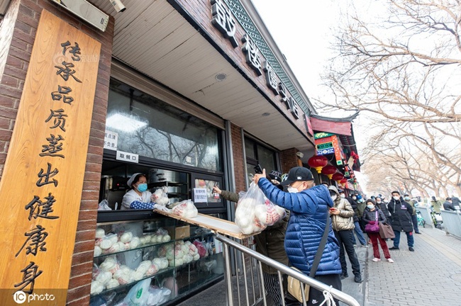 Ngày 11/2/2020, một cửa hàng bán bánh ở Đông Thành, Bắc Kinh, Trung Quốc đã tạo ra một cái ván trượt tại cửa sổ quầy hàng để giao bánh bao cho khách.