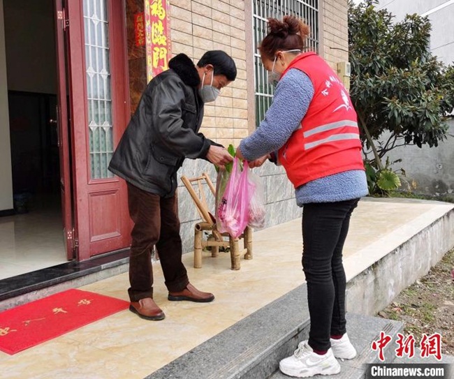 Tại Lan Khê, Kim Hoa, Chiết Giang, Trung Quốc, những người dân bị cách ly không phải ra ngoài, chỉ cần thao tác trên di động sẽ có người giao hàng hóa tại nhà.