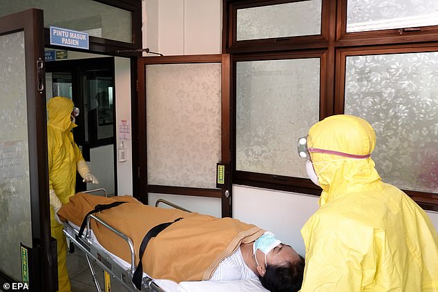 Các nhân viên y tế ở Bali, Indonesia diễn tập sơ cứu người bệnh.