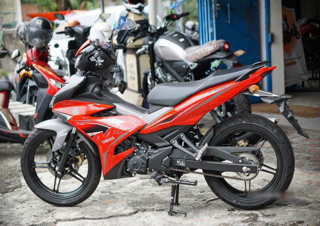 Cuối năm 2019, 2020 Yamaha Exciter còn gọi là MX King ở Indonesia đã chính thức được tung ra. Dù không phải bản 155 VVA nhưng "ông vua côn tay" phân khối 150cc như MX King vẫn khiến người hâm mộ phấn khích. Ảnh chiếc 2020 Yamaha MX King bản đỏ bạc đen màu như Siêu nhân điện quang xuất hiện tại Indonesia.