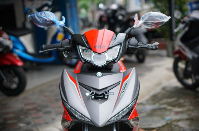 Cận cảnh mặt trước của 2020 Yamaha MX King với tấm mặt nạ màu bạc có hai vệt đỏ và tạo hình ăn khớp với thiết kế đầu xe.