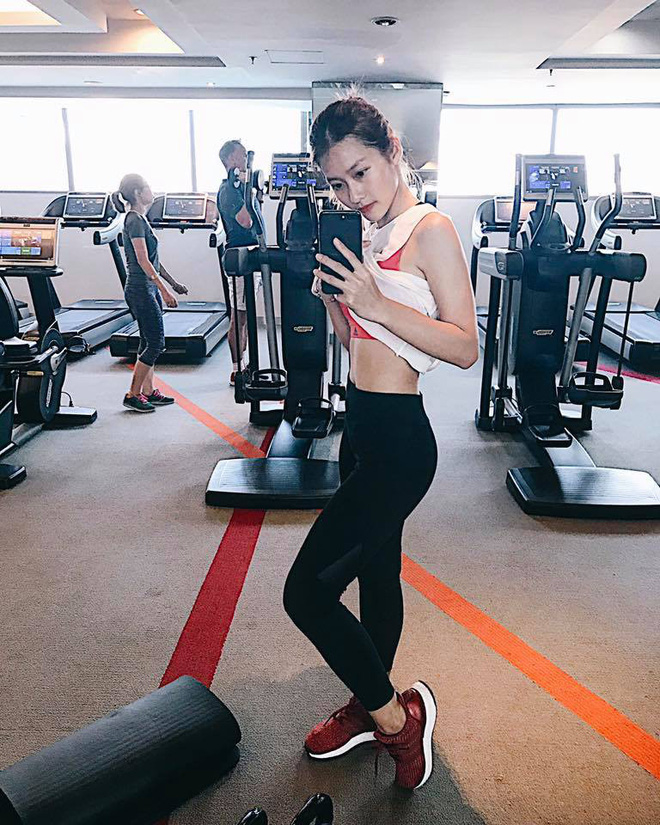 Cô tranh thủ tập gym vào buổi trưa.