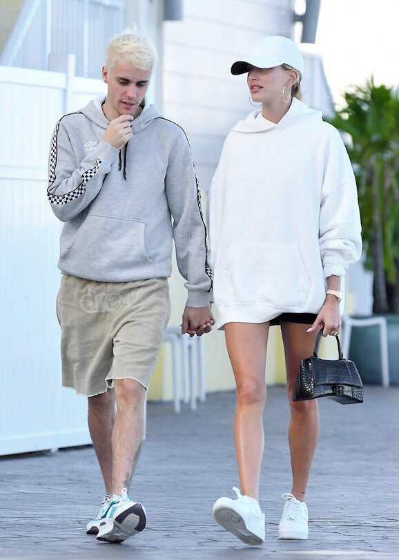 Nàng siêu mẫu đình đám thế giới&nbsp;Hailey Bieber cũng sở hữu mẫu túi này và cô thường xuyên sử dụng mỗi khi xuống phố.