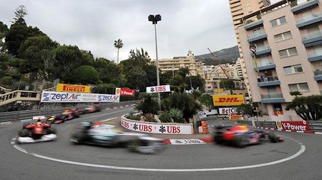 Khúc cua kinh điển của chặng đua đường phố nổi tiếng nhất Monaco Grand Prix, phủ đầy logo thương hiệu của các nhà tài trợ