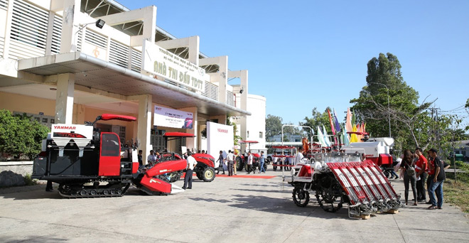 Các máy móc của Yanmar được trưng bày bên ngoài nhà thi đấu tại trường ĐH Cần Thơ