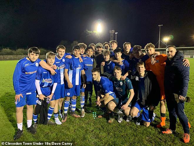 Beckham chụp ảnh cùng các cầu thủ U18 Clevedon Town